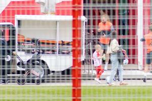 图片报：本赛季最后一次训练课，拜仁球员携家人到场