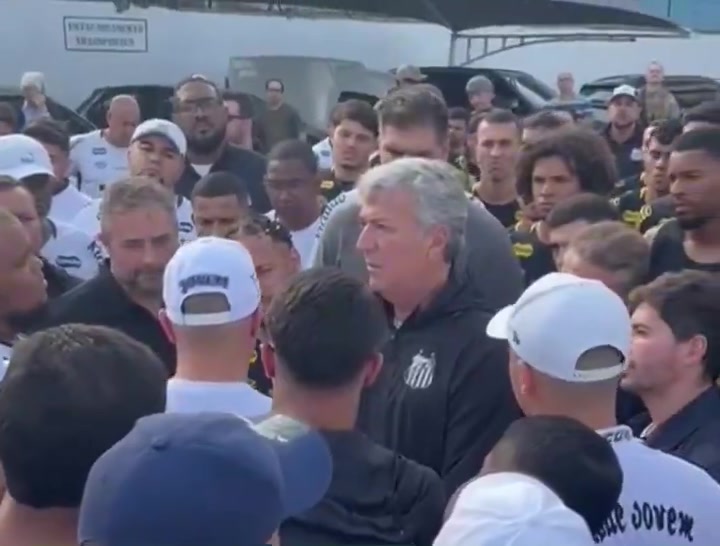 九游体育app官网-球迷闯入训练场对话内马尔：你是队内明星，你都哭了其他人怎么办