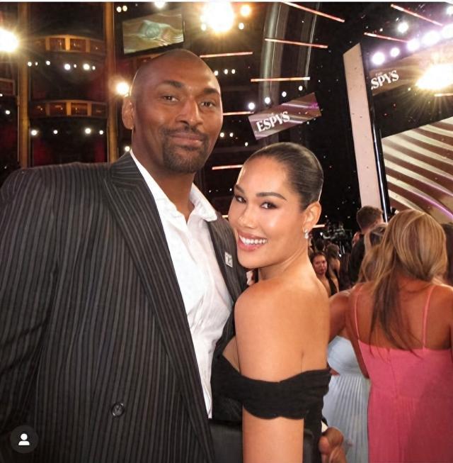 九游体育官网-阿泰斯特晒全家福，老来得子，46岁变和蔼，二婚妻子是大美女