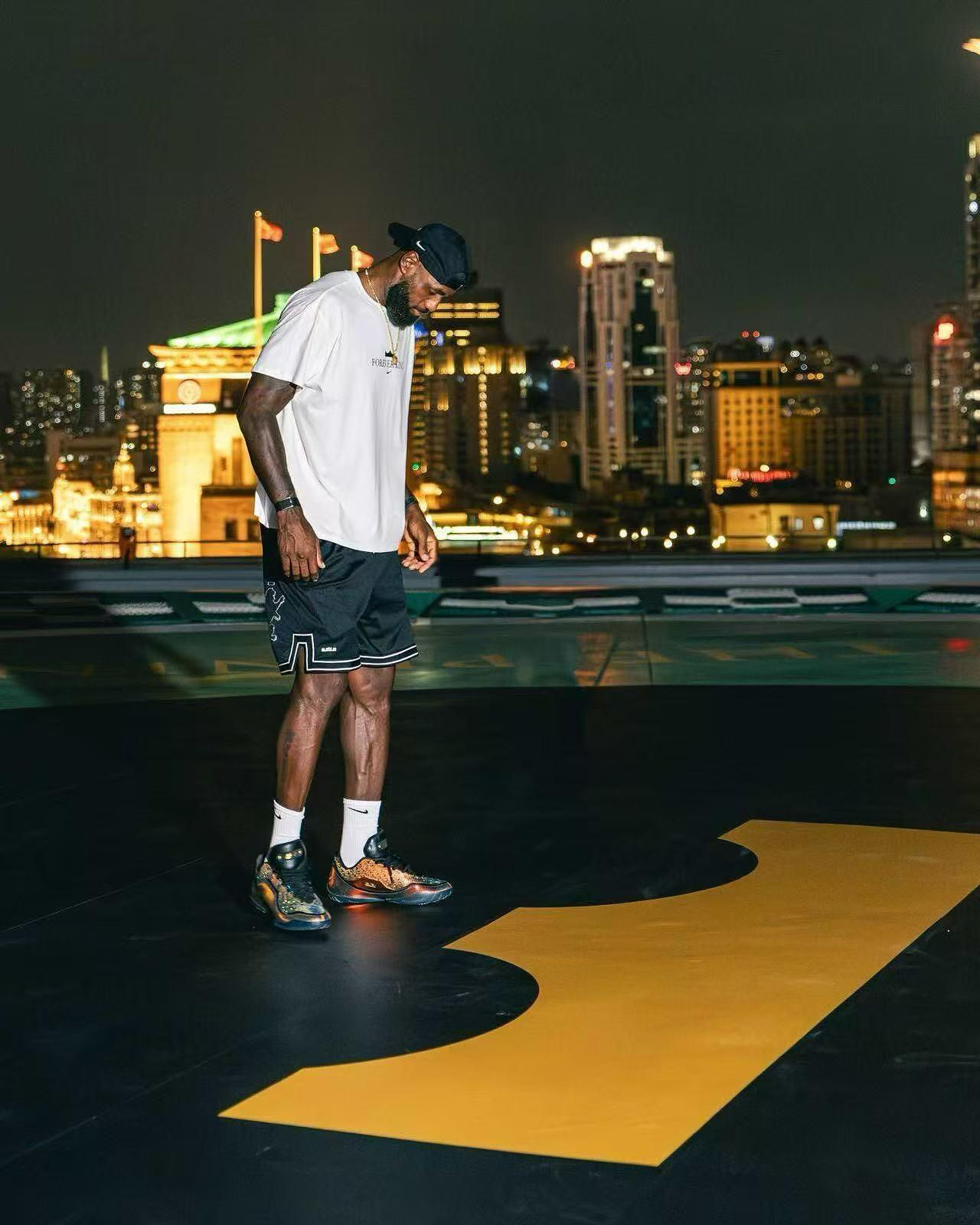 九游体育在线登陆-詹姆斯晒在上海打卡照片：上海，以及与夜和高空相伴的国王