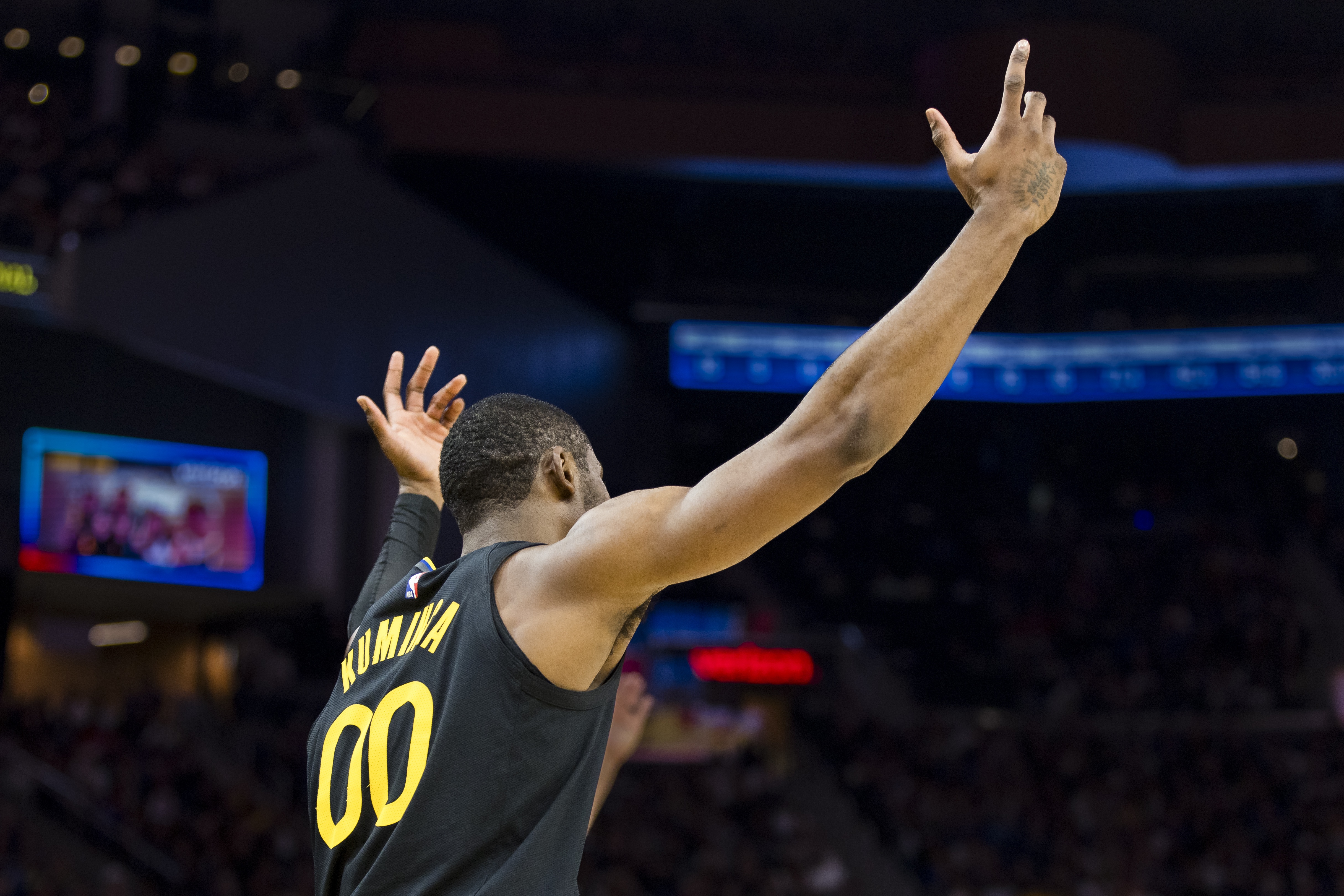 九游体育在线登陆-库明加与勇士面临关键抉择：四千五百万合约或资质报价即将揭晓