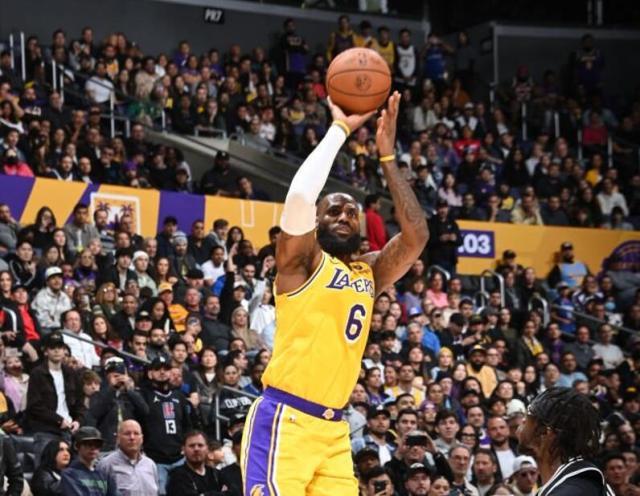 九游体育官网-詹皇轰46分难阻对快艇10连败！对30队砍30+创神迹