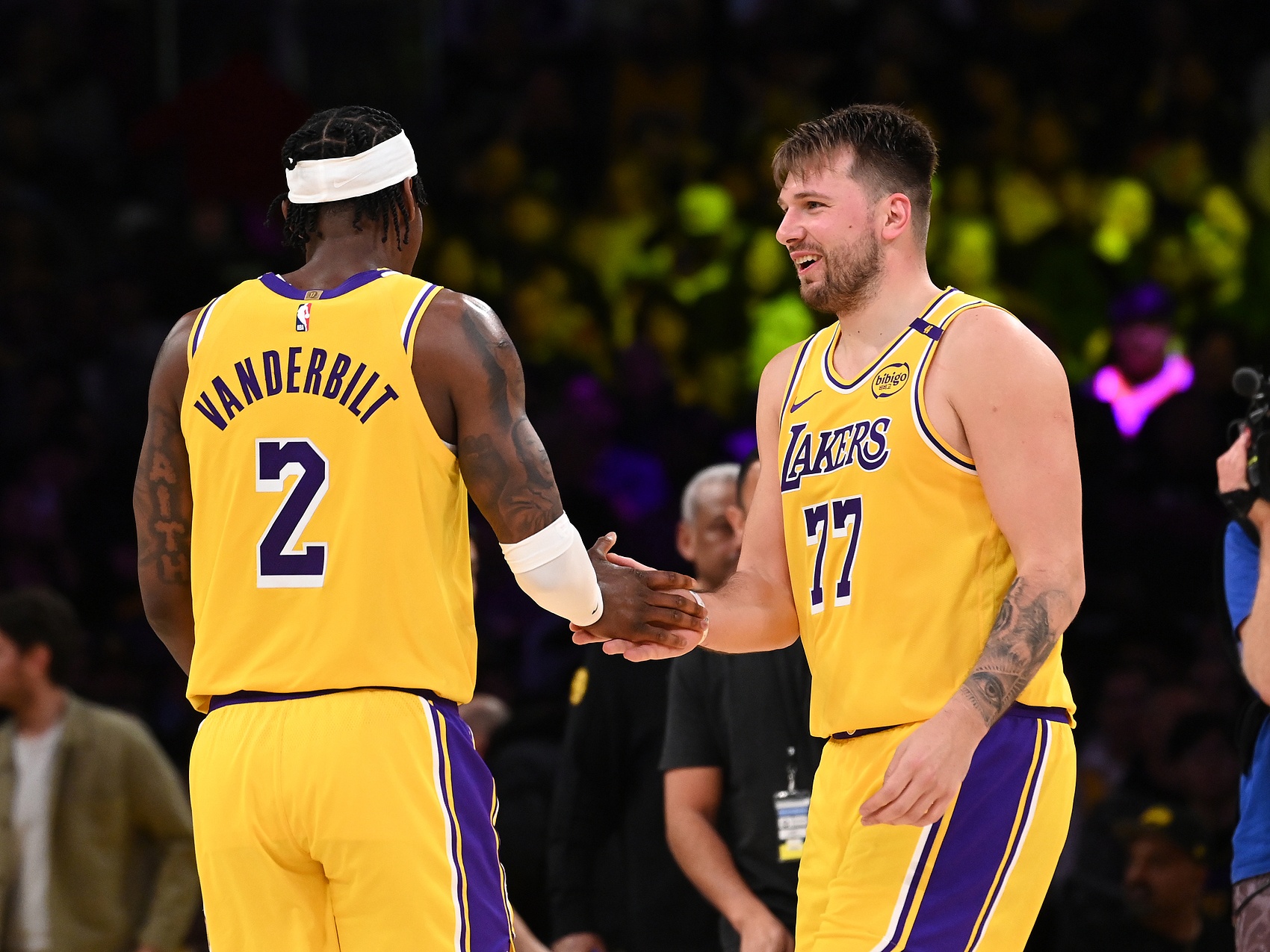 九游体育官网-😂东契奇和范德比尔特互动：你没弹跳 后者：比你强