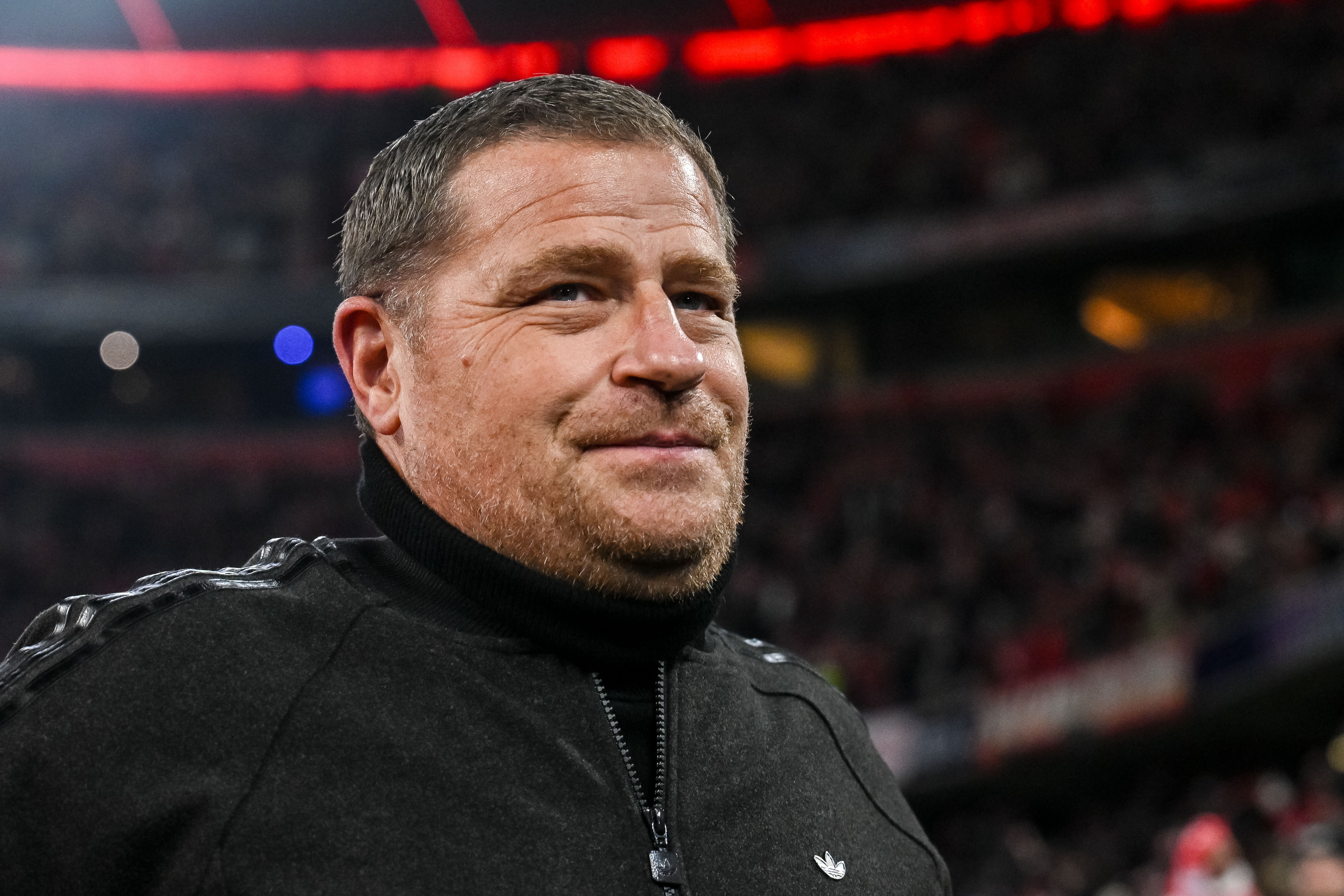 记者：拜仁内部批评埃贝尔花钱太多，他有可能在明年离开俱乐部